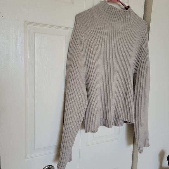 H&M beige turtleneck sweater - Picture 6 of 8